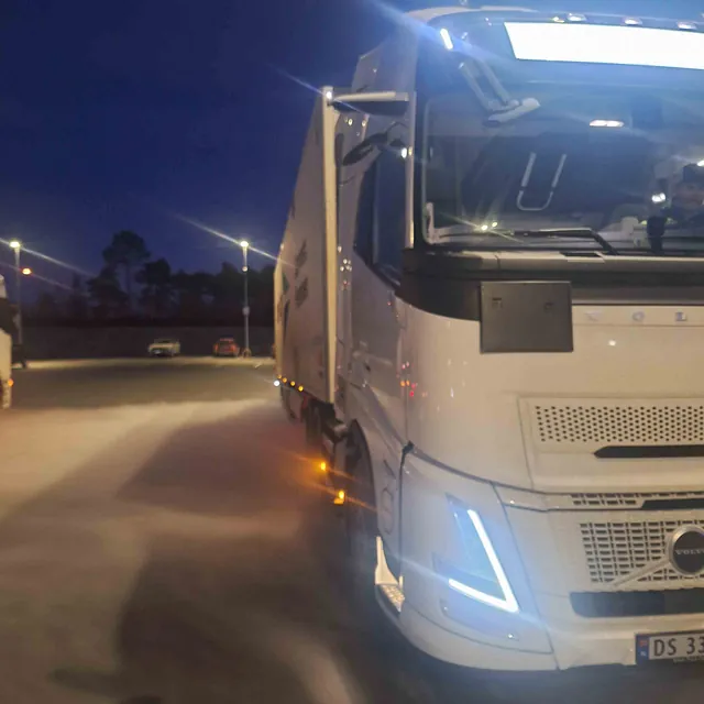 Del av hvit lastebil