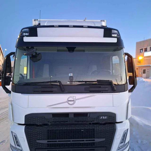 Hvit lastebil sett forfra